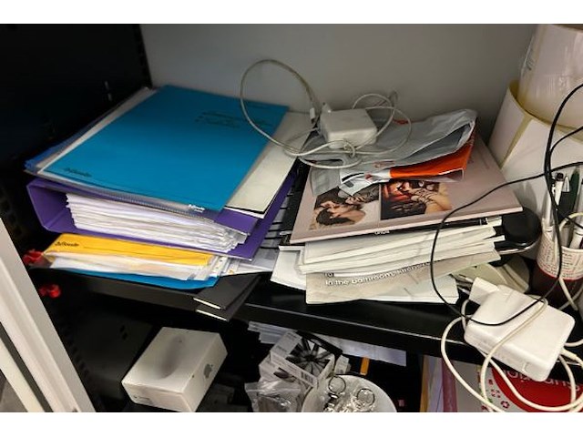 Kast met inhoud - afbeelding 4 van  8