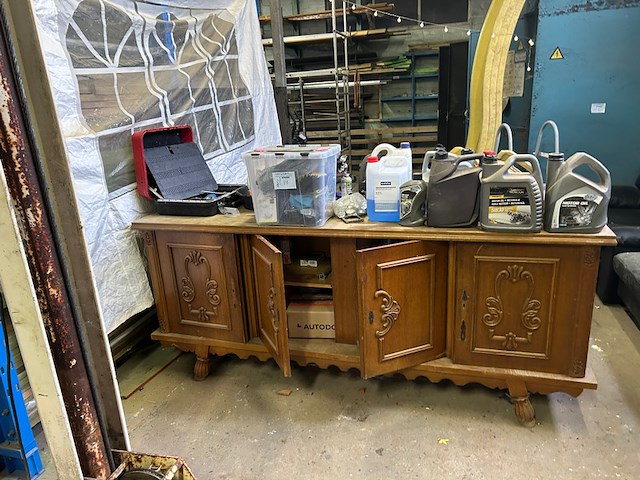 Kast met inhoud - afbeelding 1 van  10