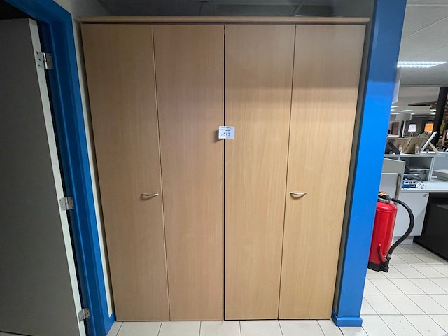 Kast met inhoud - afbeelding 1 van  14