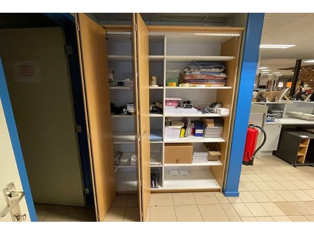 Kast met inhoud - afbeelding 8 van  14