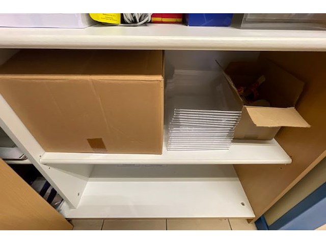 Kast met inhoud - afbeelding 14 van  14