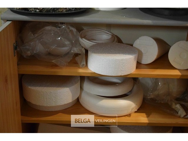 Kast met inhoud - afbeelding 2 van  5