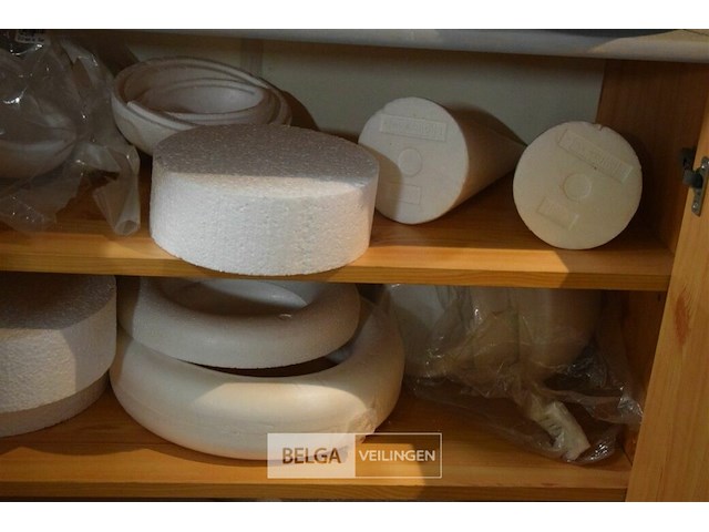 Kast met inhoud - afbeelding 3 van  5