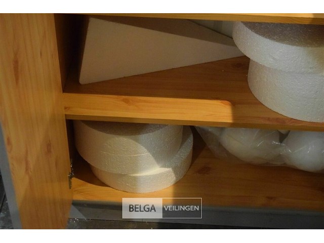 Kast met inhoud - afbeelding 5 van  5