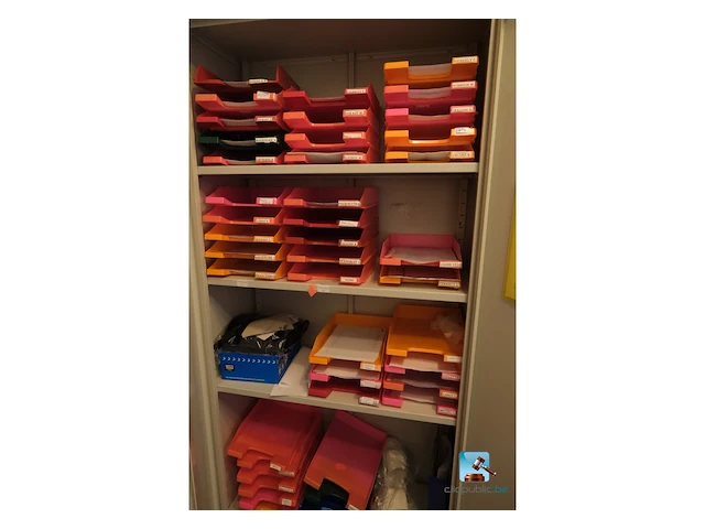 Kast met inhoud - afbeelding 4 van  5