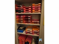 Kast met inhoud - afbeelding 4 van  5