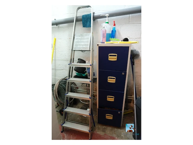 Kast met inhoud - afbeelding 1 van  9