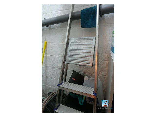 Kast met inhoud - afbeelding 7 van  9
