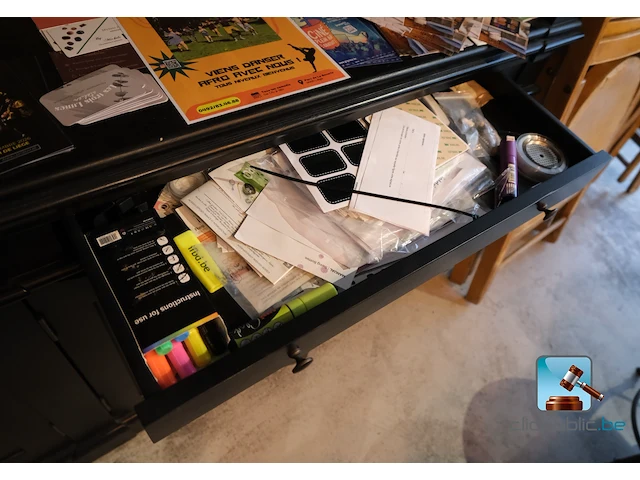 Kast met inhoud - afbeelding 2 van  15