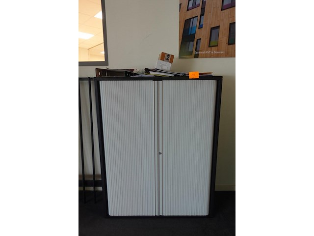 Kast met inhoud - afbeelding 1 van  5