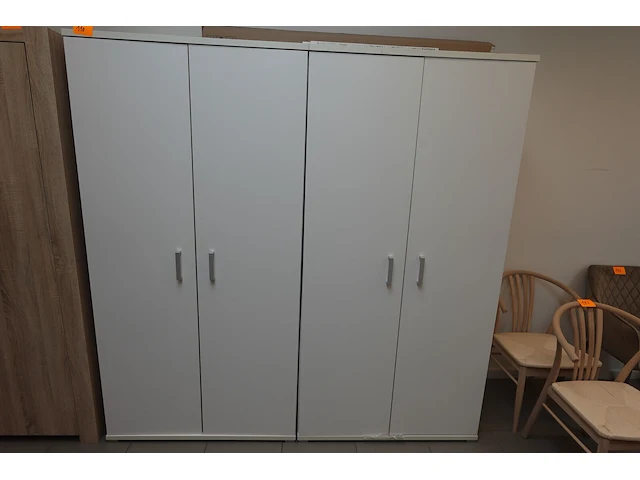 Kast met inhoud - afbeelding 1 van  9