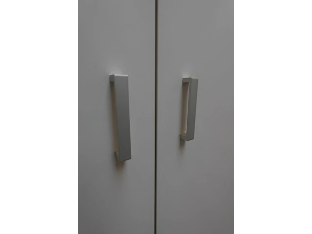 Kast met inhoud - afbeelding 2 van  9