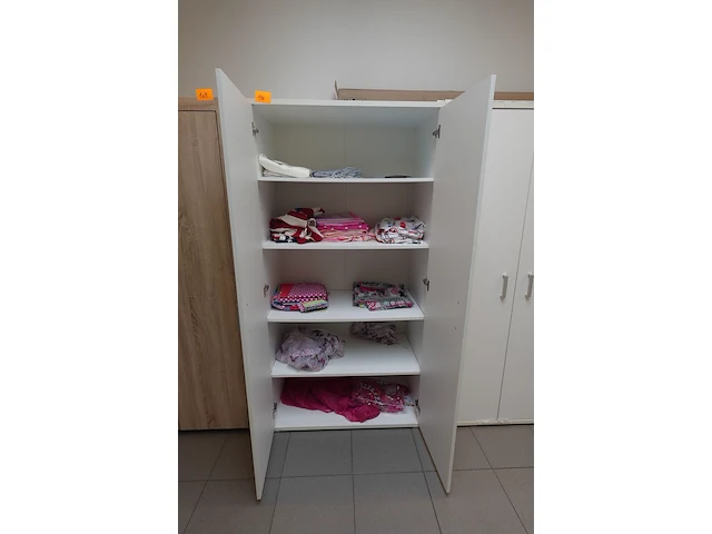 Kast met inhoud - afbeelding 3 van  9