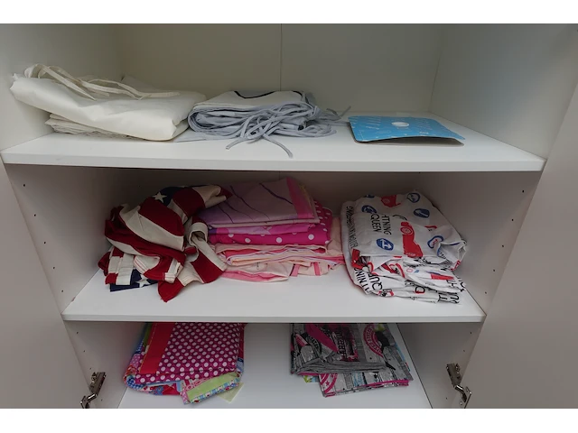 Kast met inhoud - afbeelding 4 van  9