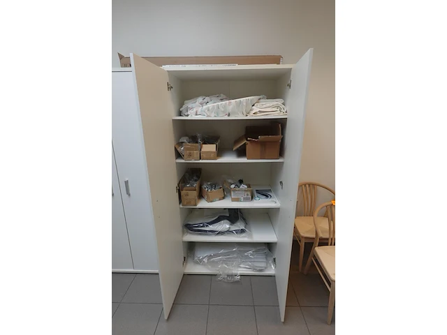 Kast met inhoud - afbeelding 6 van  9