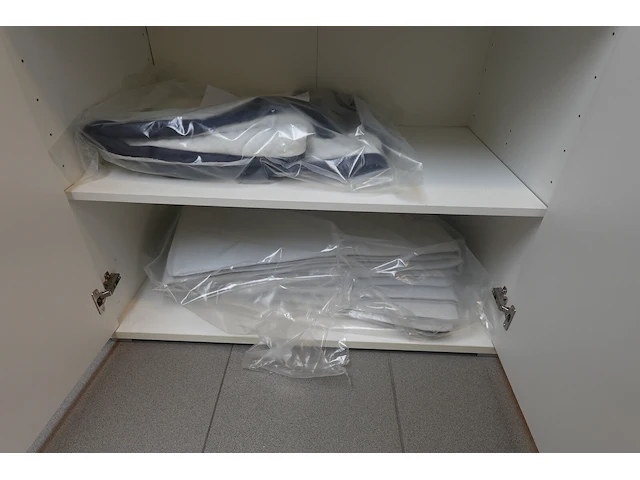 Kast met inhoud - afbeelding 9 van  9