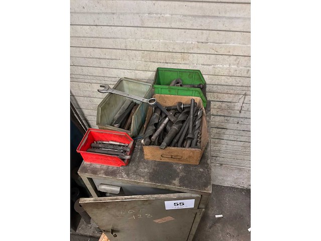 Kast met inhoud - afbeelding 1 van  2