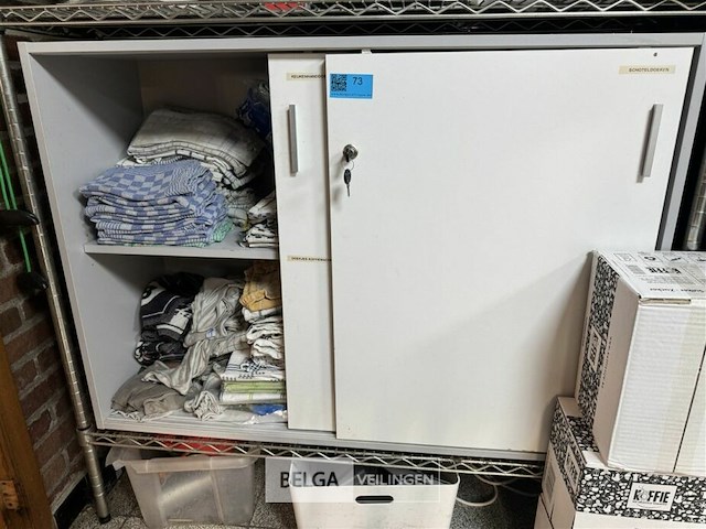 Kast met linnen doeken - afbeelding 1 van  4
