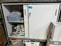 Kast met linnen doeken - afbeelding 1 van  4