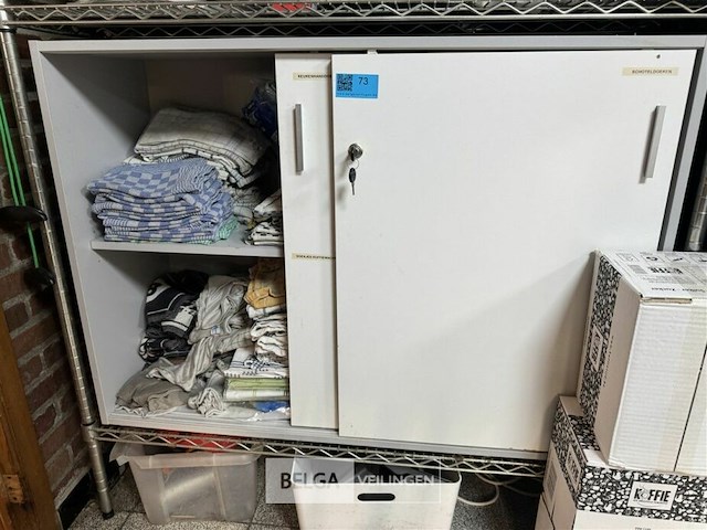 Kast met linnen doeken - afbeelding 2 van  4