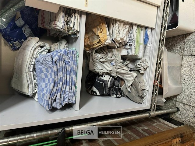 Kast met linnen doeken - afbeelding 3 van  4