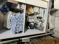 Kast met linnen doeken - afbeelding 3 van  4
