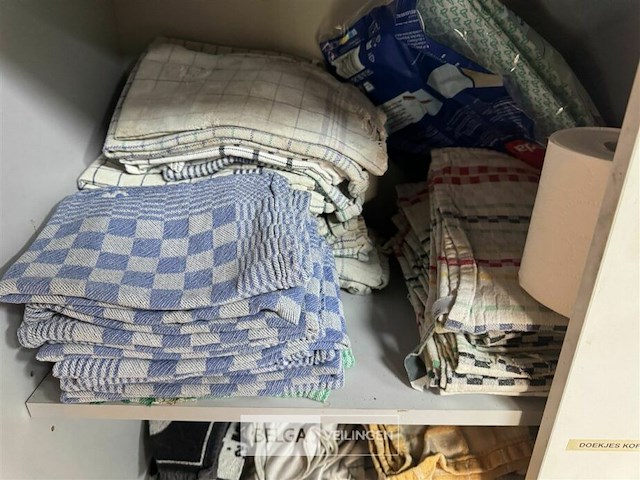 Kast met linnen doeken - afbeelding 4 van  4