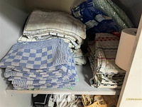 Kast met linnen doeken - afbeelding 4 van  4
