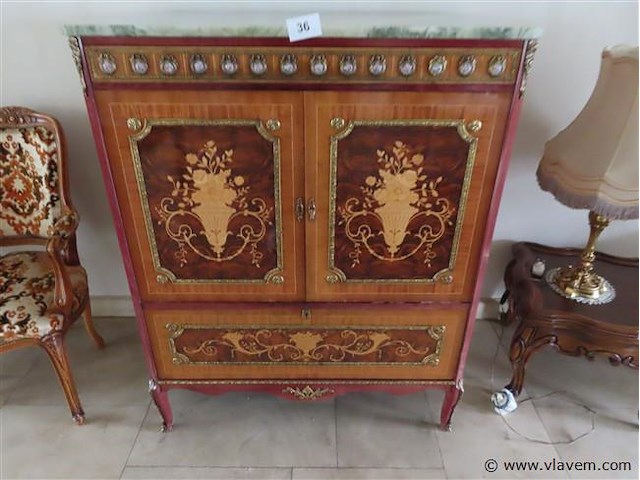 Kast met porseleinen embleempjes - afbeelding 1 van  8