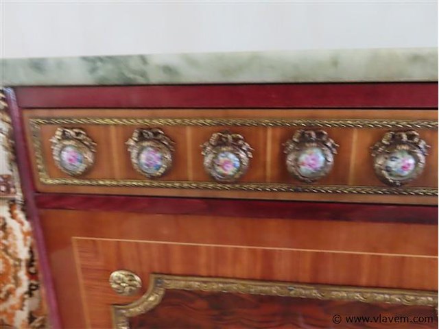 Kast met porseleinen embleempjes - afbeelding 2 van  8