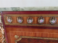 Kast met porseleinen embleempjes - afbeelding 2 van  8