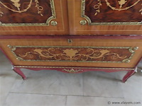 Kast met porseleinen embleempjes - afbeelding 4 van  8