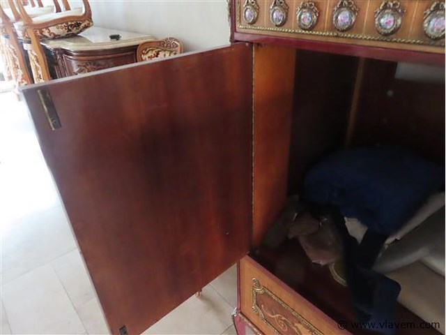 Kast met porseleinen embleempjes - afbeelding 5 van  8