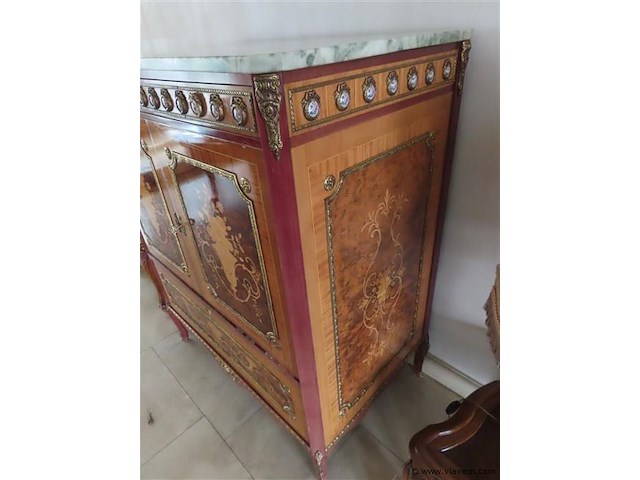 Kast met porseleinen embleempjes - afbeelding 6 van  8