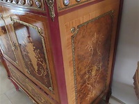 Kast met porseleinen embleempjes - afbeelding 6 van  8