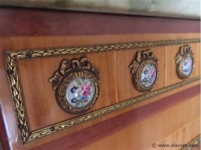 Kast met porseleinen embleempjes - afbeelding 8 van  8