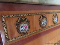 Kast met porseleinen embleempjes - afbeelding 8 van  8