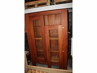 Kast met schuif en glazen deuren