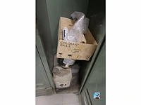 Kast met vakken en inhoud - afbeelding 7 van  11