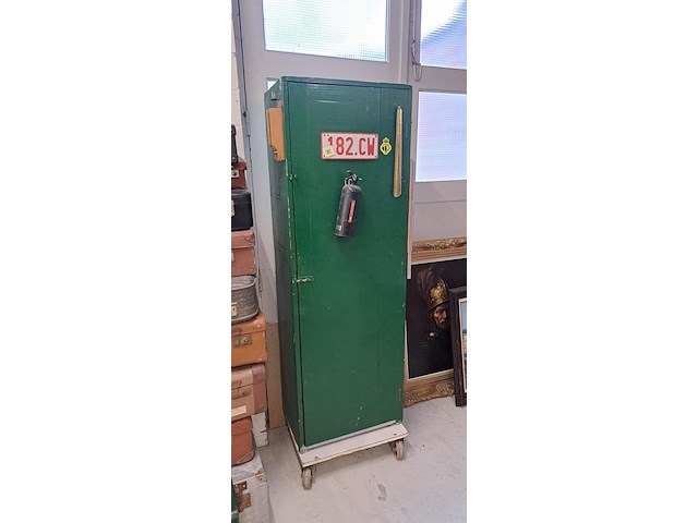 Kast met werkmateriaal - afbeelding 1 van  2