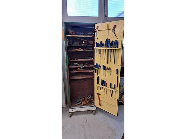 Kast met werkmateriaal - afbeelding 2 van  2