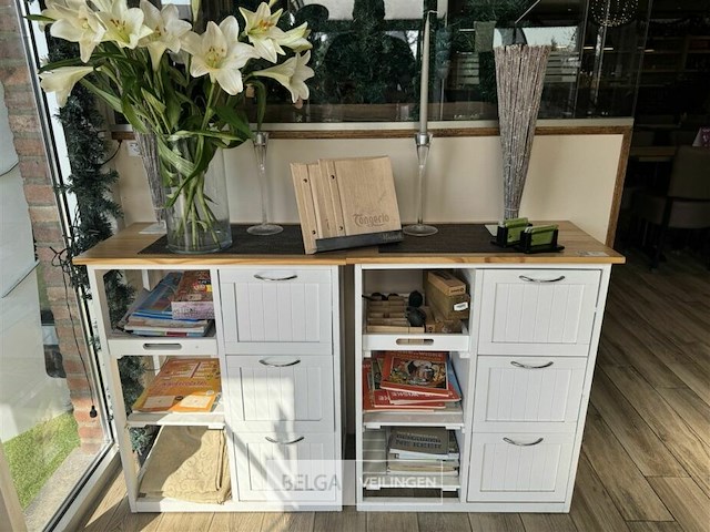 Kastje met inhoud en decoratie - afbeelding 1 van  6