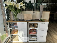 Kastje met inhoud en decoratie - afbeelding 2 van  6