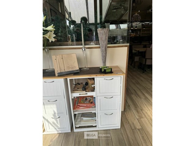 Kastje met inhoud en decoratie - afbeelding 3 van  6