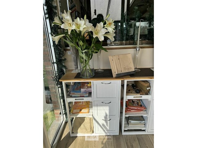 Kastje met inhoud en decoratie - afbeelding 6 van  6