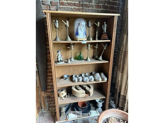 Kast/rek met inhoud - afbeelding 1 van  4