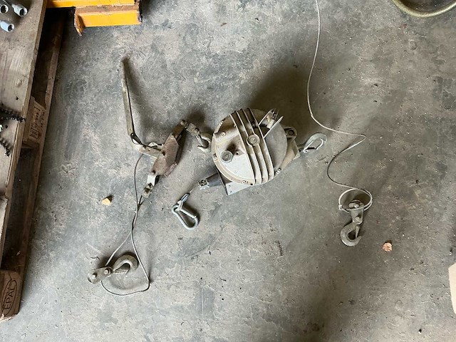 Katrol met standaard en takel overige aannemersmateriaal - afbeelding 1 van  4