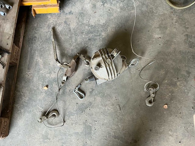 Katrol met standaard en takel overige aannemersmateriaal - afbeelding 2 van  4