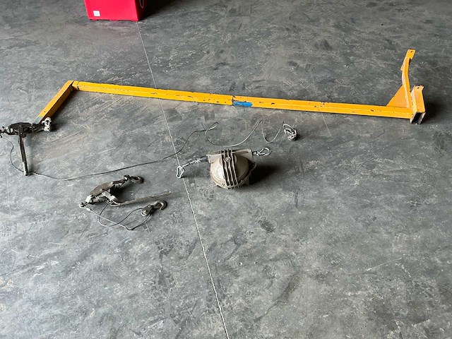 Katrol met standaard en takel overige aannemersmateriaal - afbeelding 3 van  4