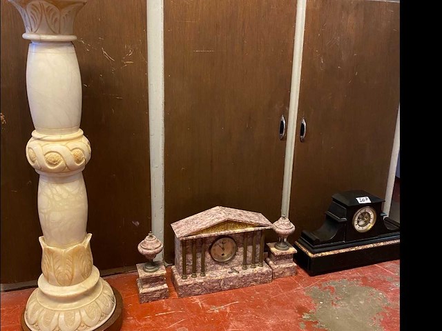 Kavel: schoorsteenmantelklokken en een pilaster - afbeelding 1 van  5